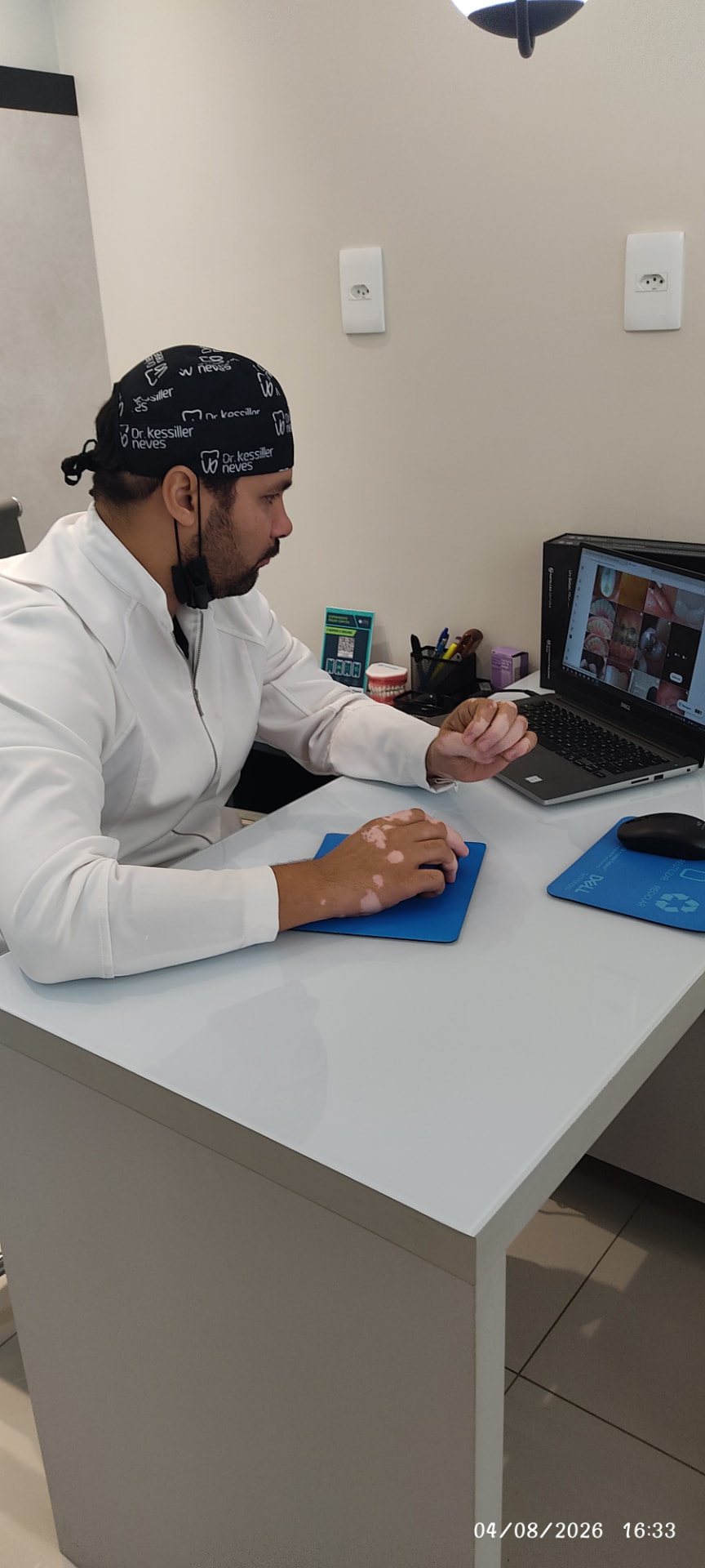 Dr. Kessiller Neves analisando documentação ortodôntica no computador