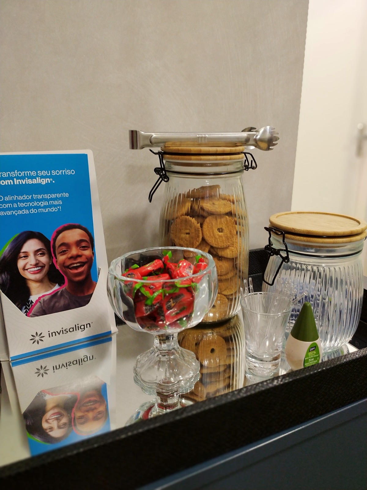 Material informativo sobre alinhadores Invisalign na recepção do consultório