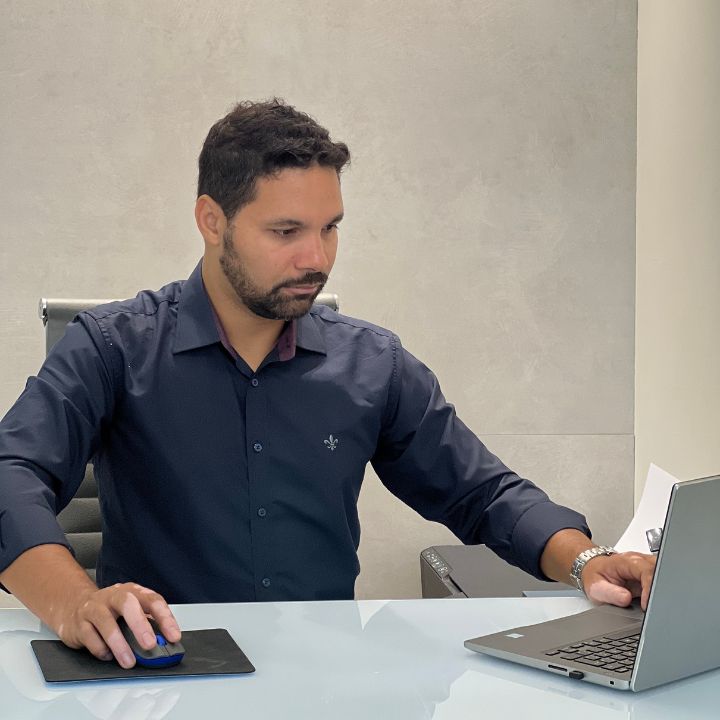 Dr. Kessiller Neves trabalhando no planejamento dos casos