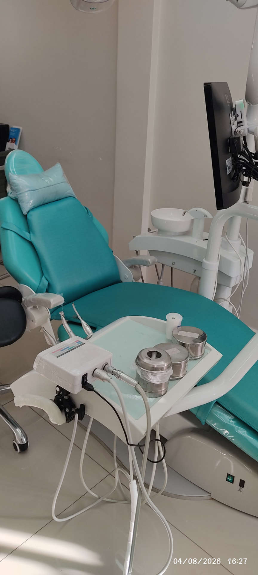 Cadeira odontológica preparada para atendimento no consultório do Dr. Kessiller Neves