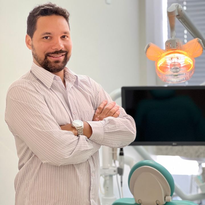 Dr. Kessiller Neves na sala clínica do consultório