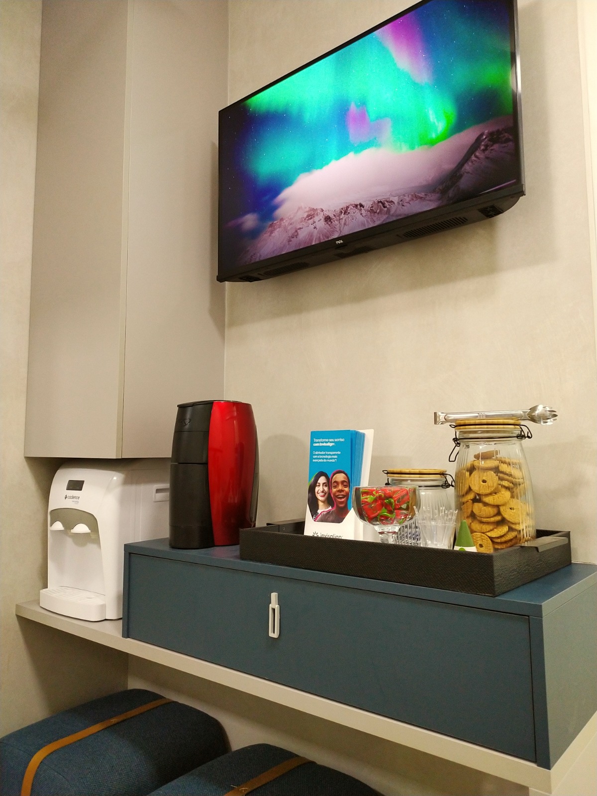 Recepção do consultório do Dr. Kessiller Neves em Governador Valadares, com água, café e biscoitos