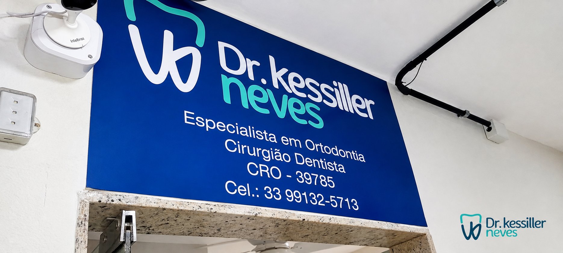 Fachada do consultório do Dr. Kessiller Neves em Governador Valadares, com placa de especialista em Ortodontia