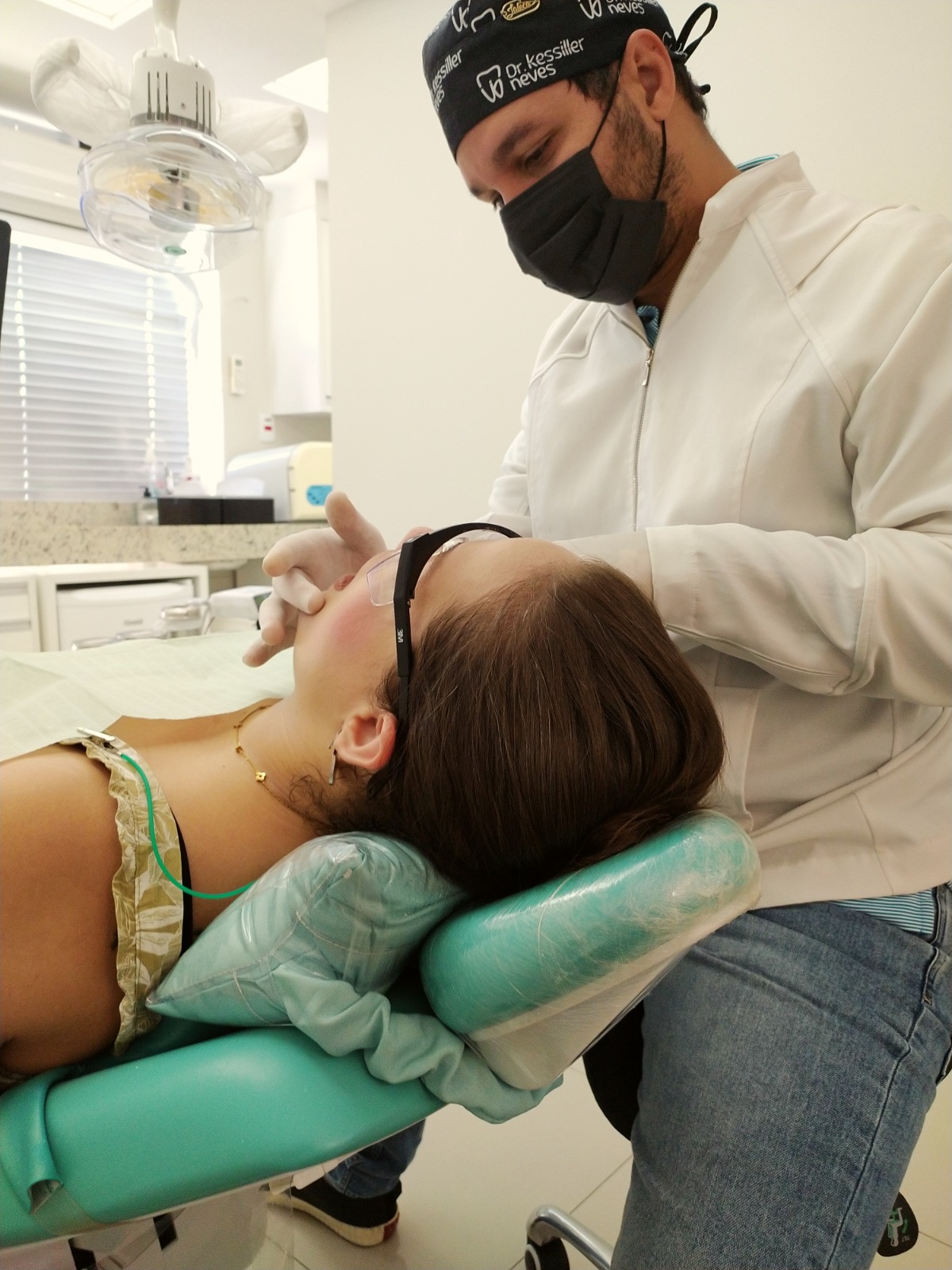 Dr. Kessiller Neves realizando atendimento odontológico em uma paciente