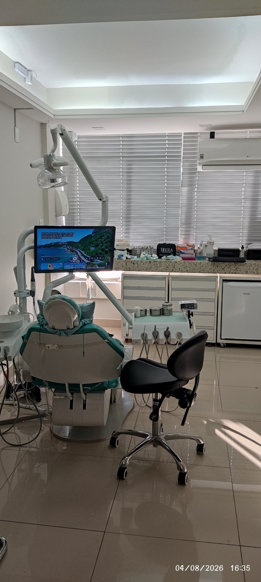 Sala clínica com cadeira odontológica e monitor no consultório em Governador Valadares