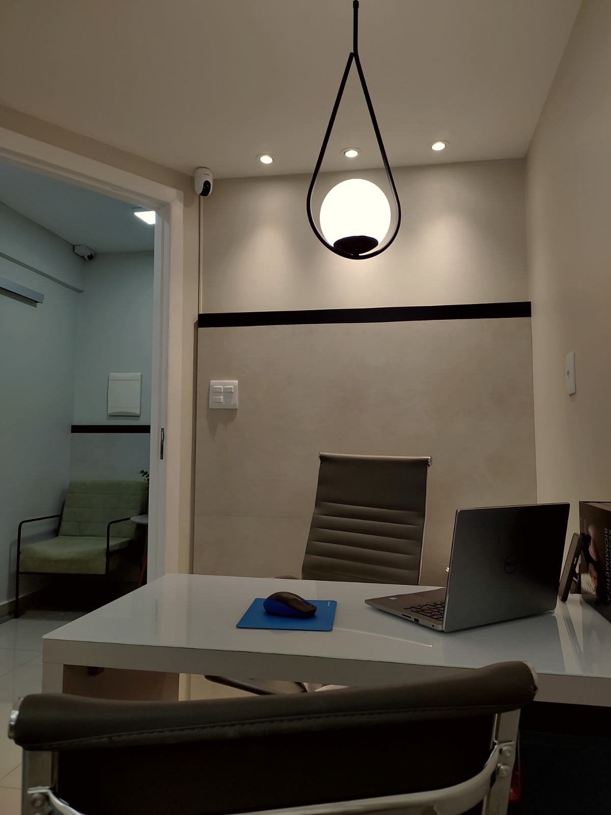 Sala de atendimento e planejamento com iluminação moderna no consultório